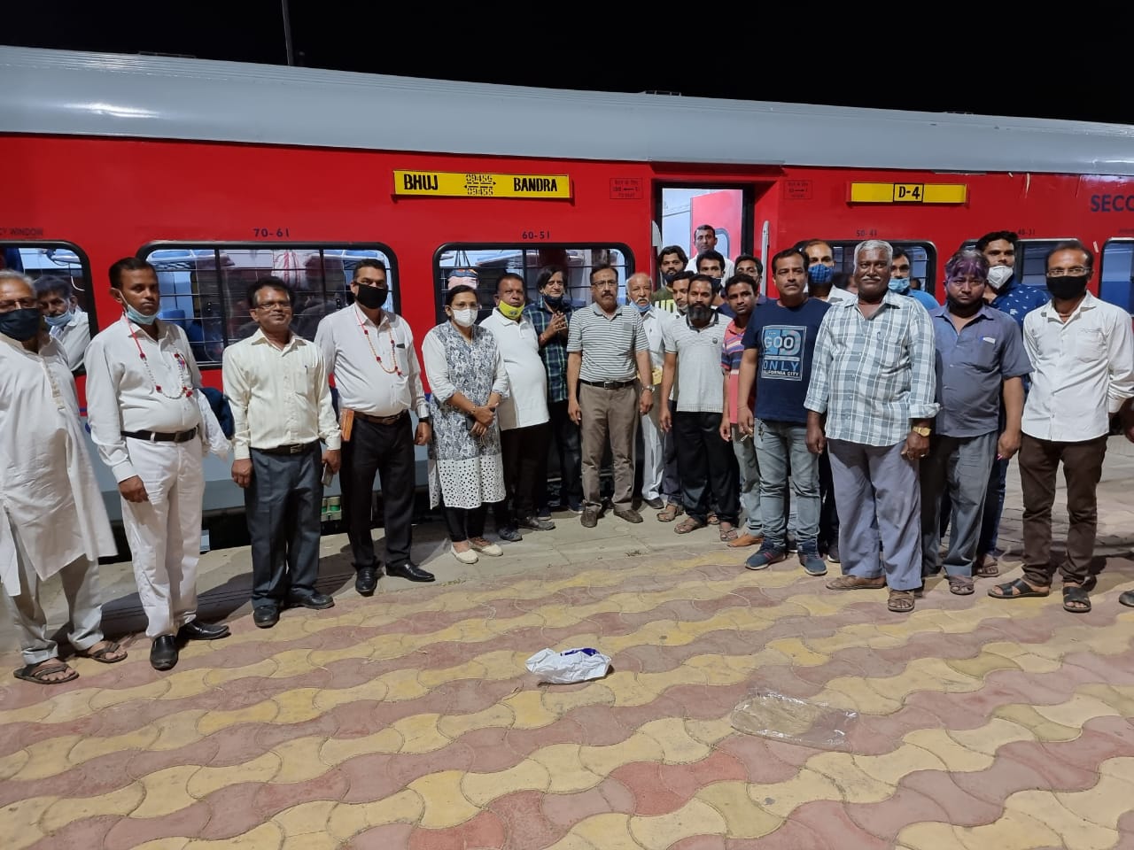ભુજ થી મુંબઈ જતી કચ્છ એક્સપ્રેસ ટ્રેન નવા કોચ સાથે રવાના થઈ